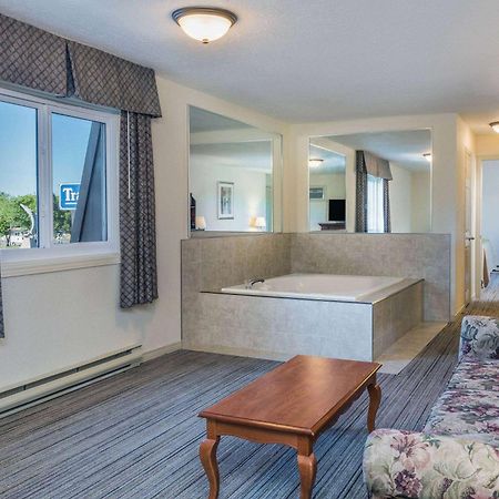 Travelodge By Wyndham Gananoque Exterior photo