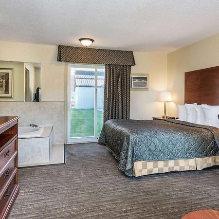 Travelodge By Wyndham Gananoque Exterior photo