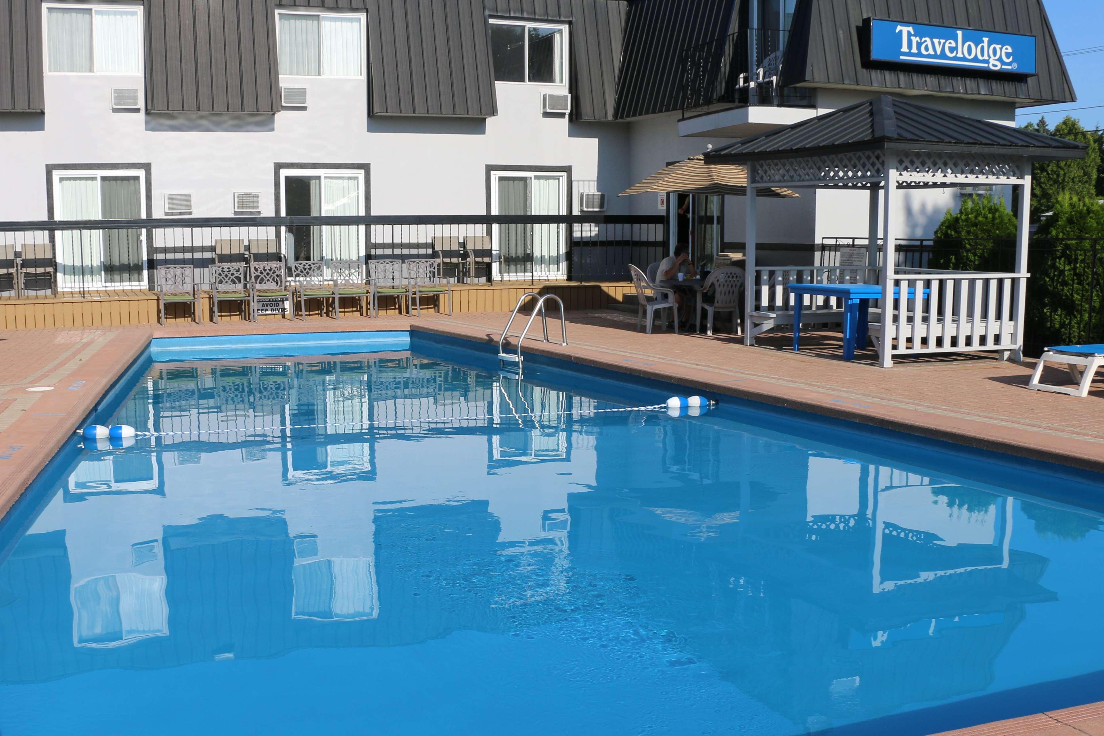 Travelodge By Wyndham Gananoque Exterior photo