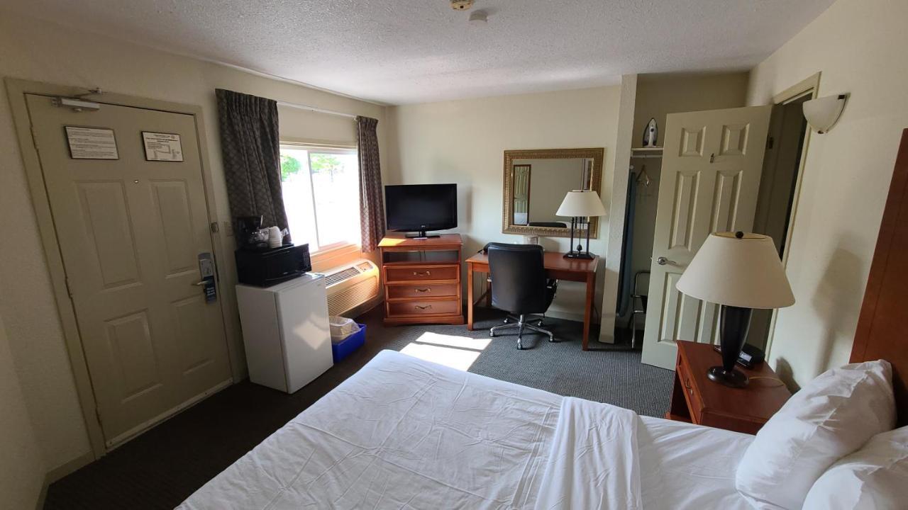 Travelodge By Wyndham Gananoque Exterior photo