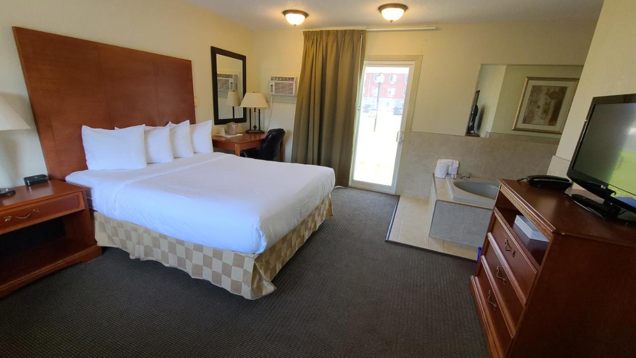Travelodge By Wyndham Gananoque Exterior photo